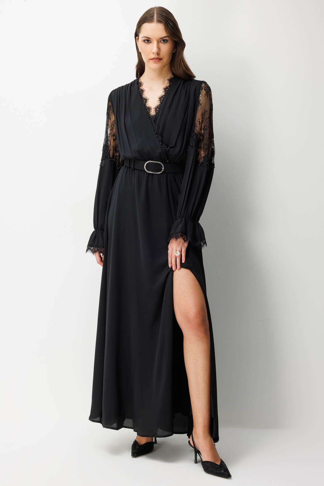 Dantel Kollu ve V Yaka Kemerli Maxi Elbise SİYAH