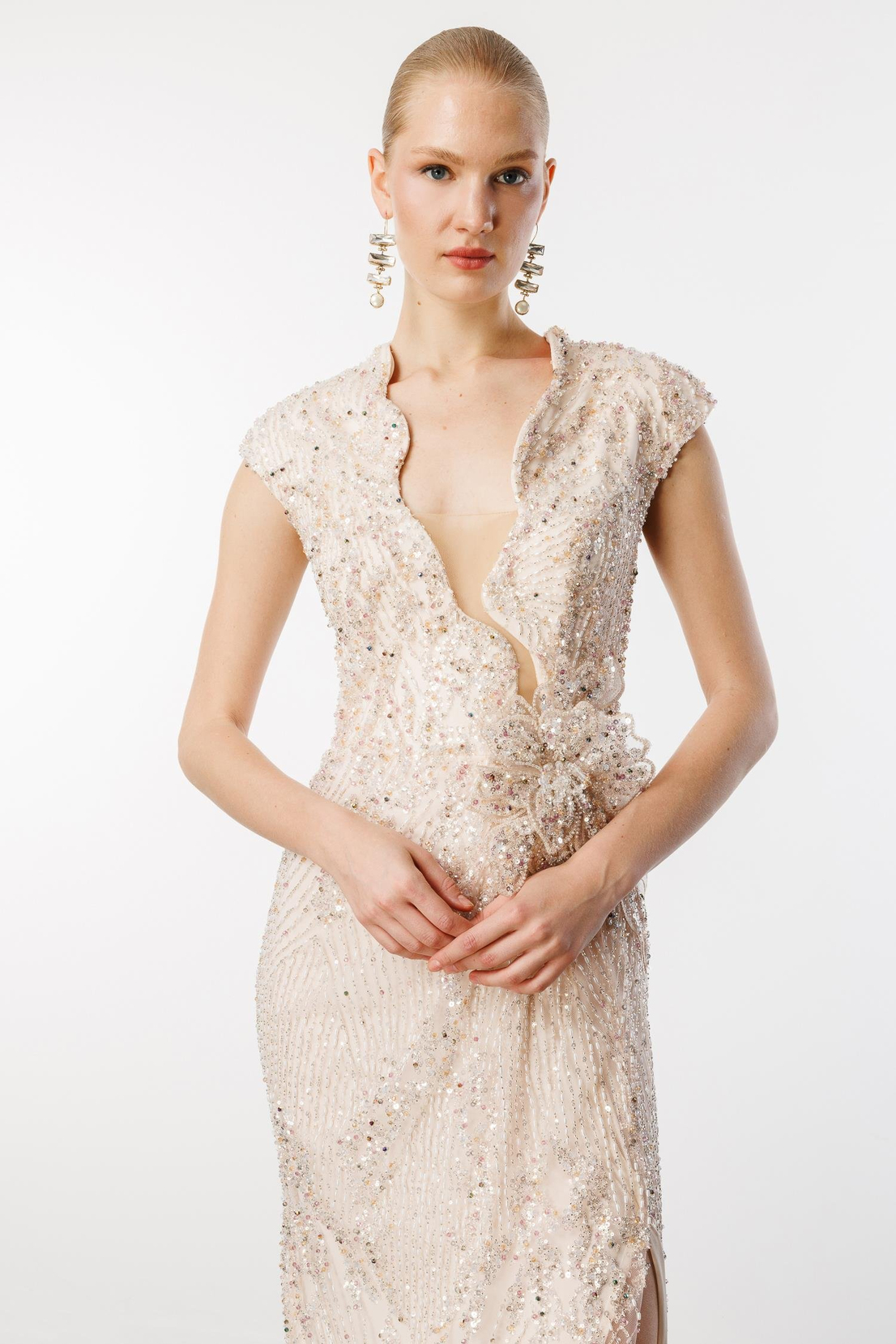 Dekolteli Beli Çiçek Aksesuarlı Payet Uzun Abiye PUDRA