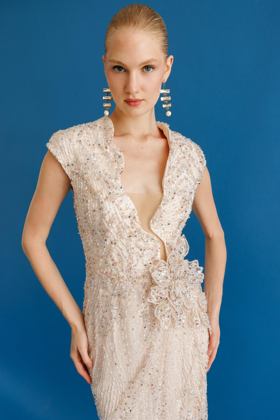 Dekolteli Beli Çiçek Aksesuarlı Payet Uzun Abiye PUDRA