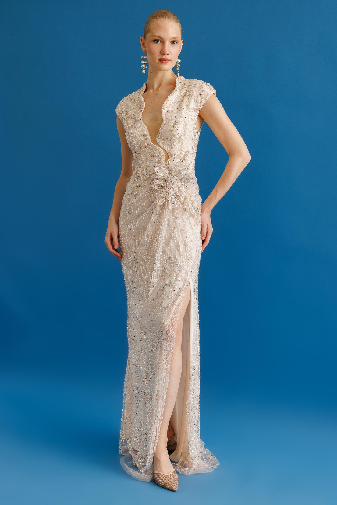 Dekolteli Beli Çiçek Aksesuarlı Payet Uzun Abiye PUDRA