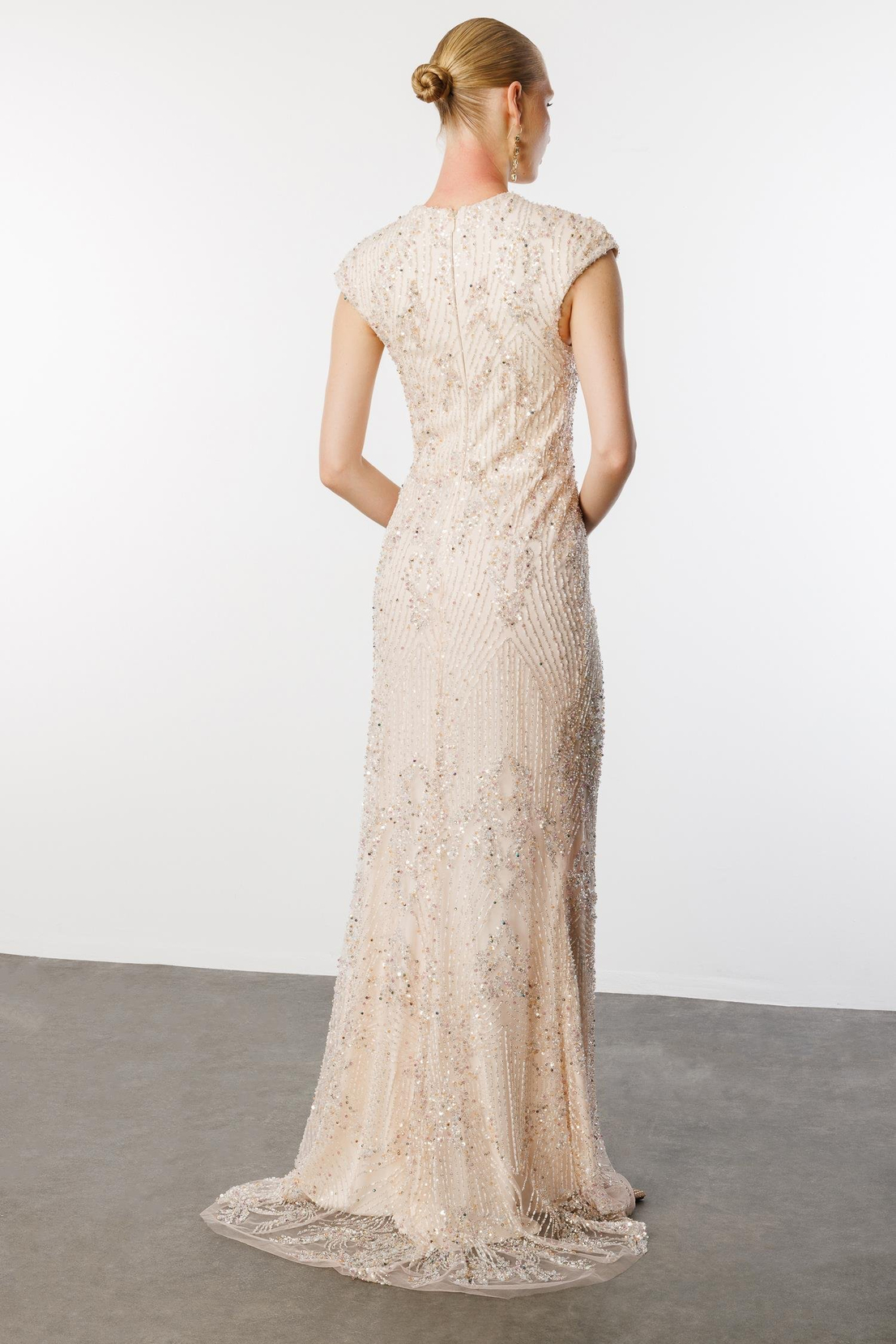 Dekolteli Beli Çiçek Aksesuarlı Payet Uzun Abiye PUDRA