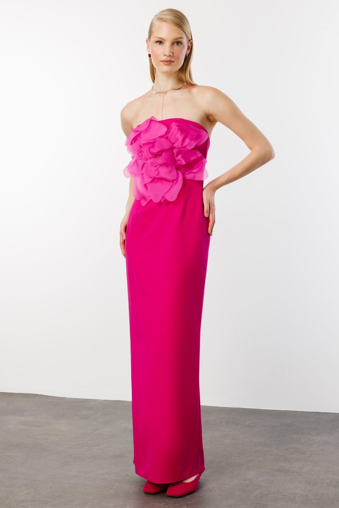 Göğsünde Büyük Organze Çiçekli Straplez Uzun Elbise FUŞYA