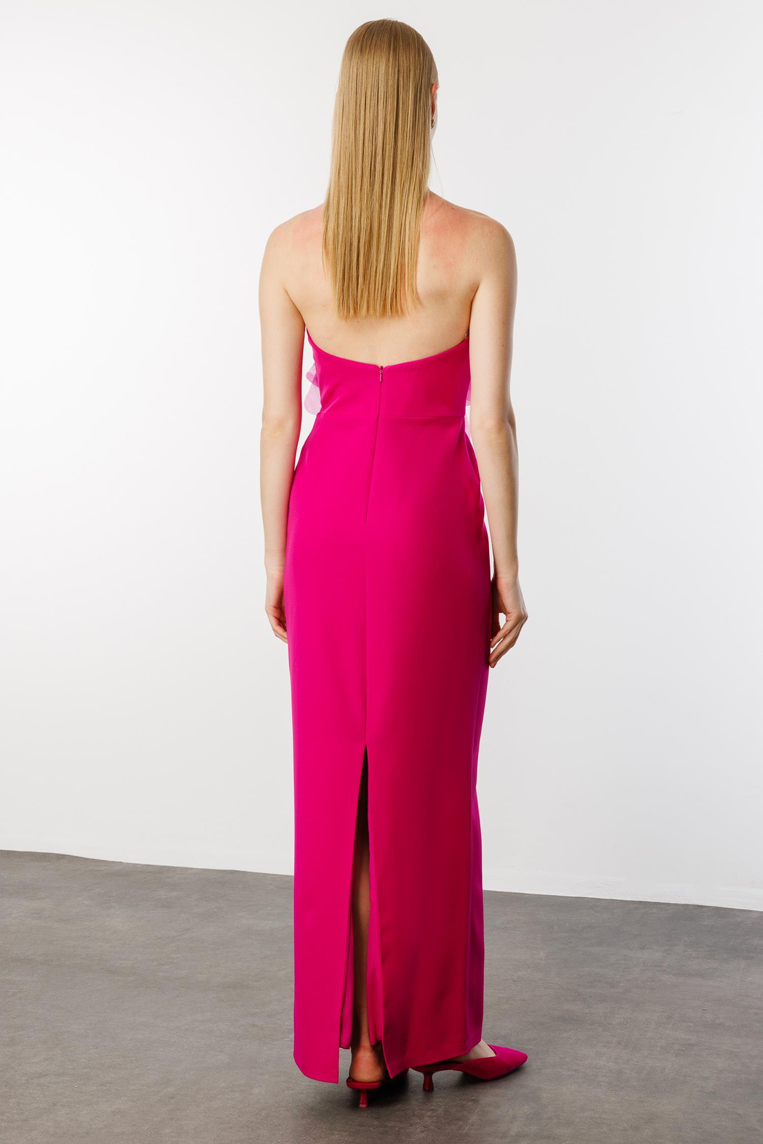 Göğsünde Büyük Organze Çiçekli Straplez Uzun Elbise FUŞYA