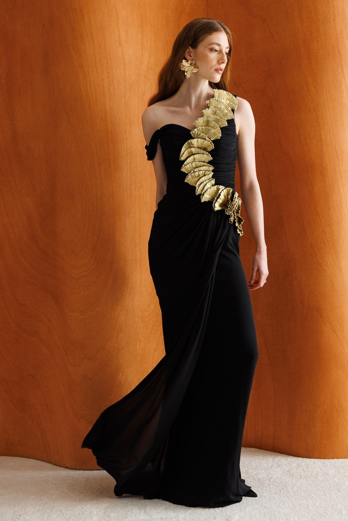 Gold Aplikeli Tek Omuz Drapeli Uzun Abiye Elbise SİYAH-GOLD