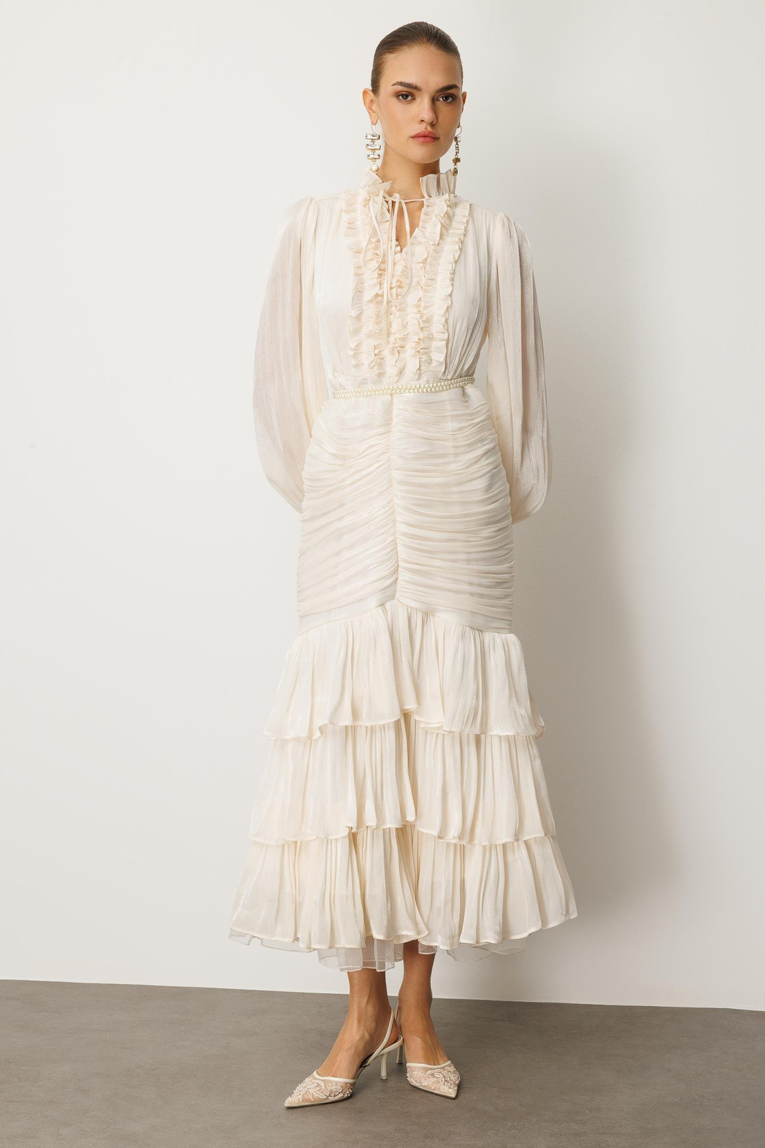 İnci Kemer Detaylı Volan Yaka Kat Etek Jakar Elbise EKRU