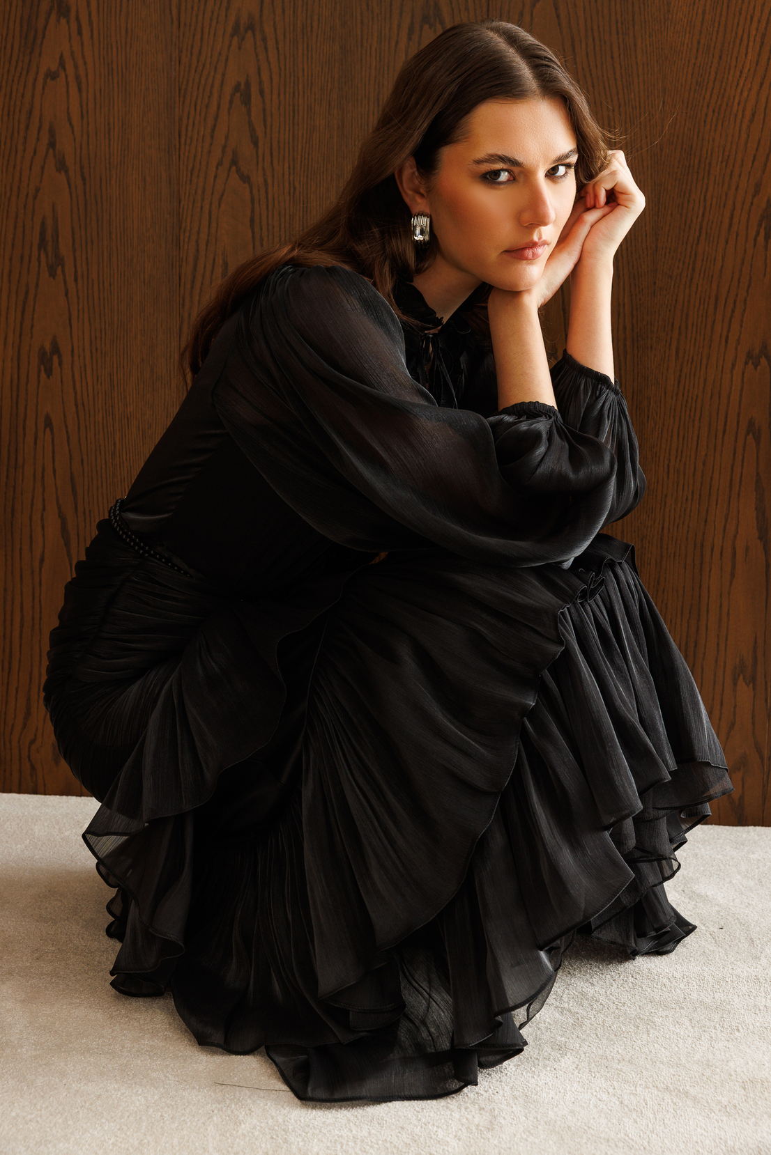 İnci Kemer Detaylı Volan Yaka Kat Etek Jakar Elbise SİYAH