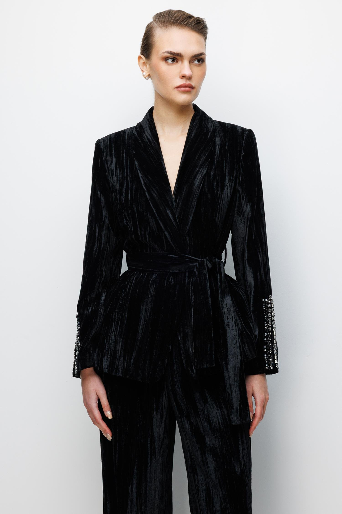 İşleme Detaylı Kadife Ceket SİYAH