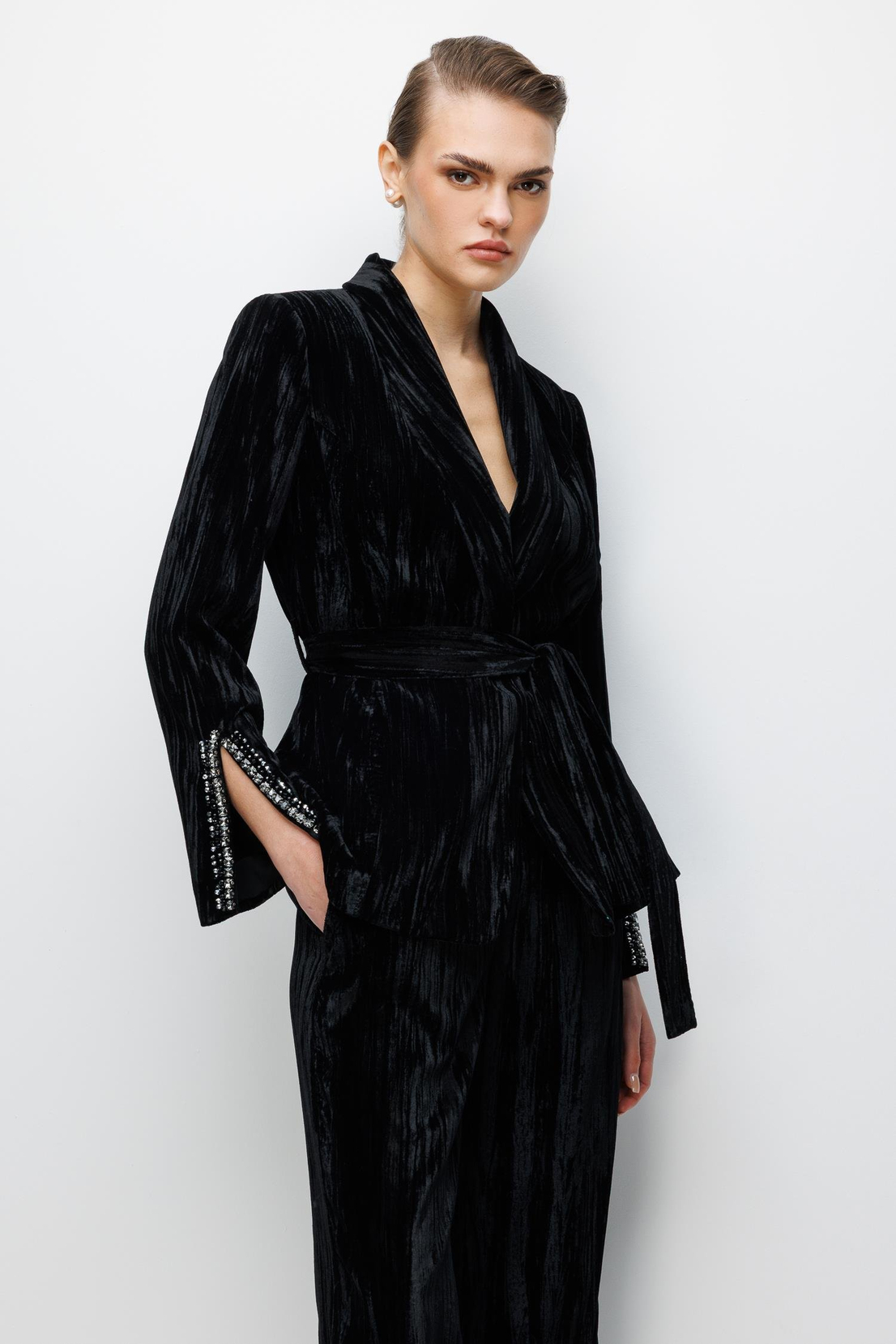 İşleme Detaylı Kadife Ceket SİYAH