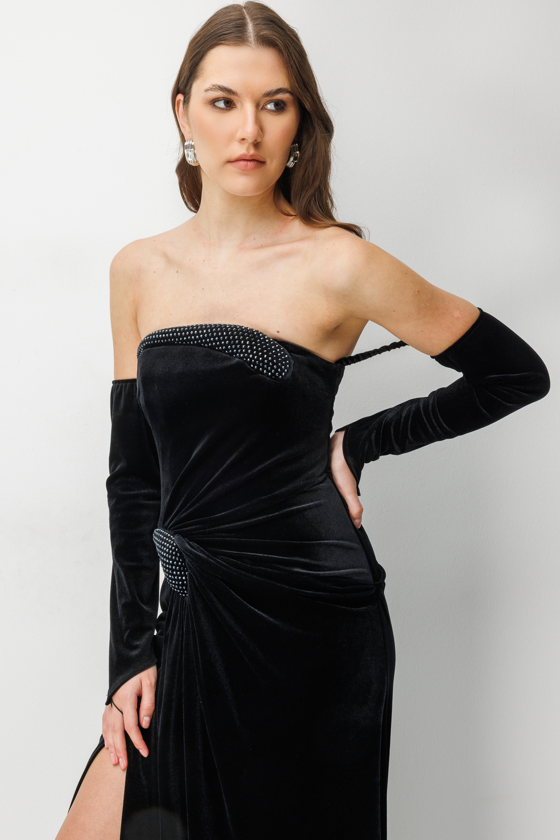 Kadife Taş İşlemeli Yırtmaçlı Gece Elbisesi SİYAH