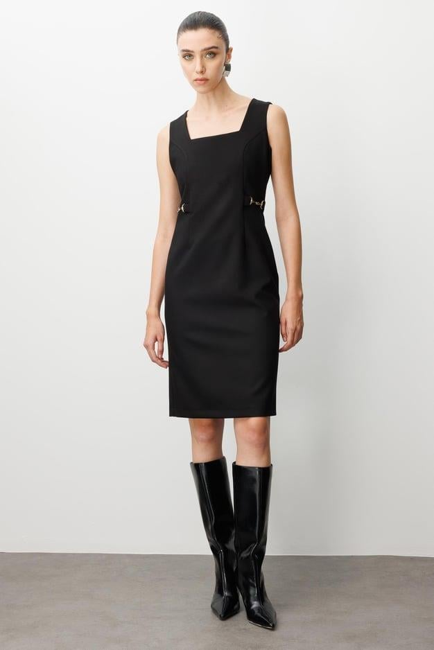 Kare Yaka Bel Aksesuarlı Jile Elbise SİYAH