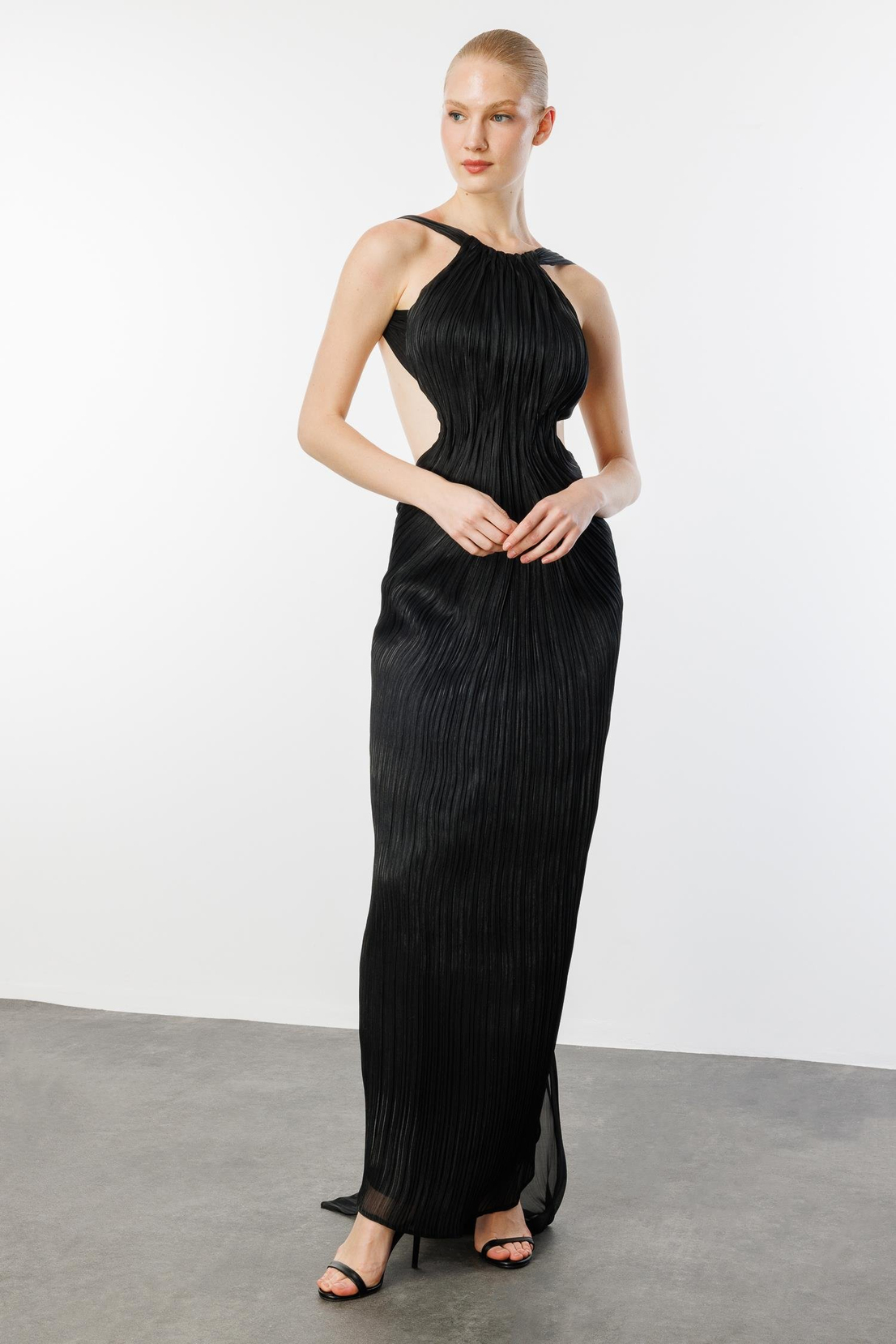 Komple Boydan Piliseli Sırtı Açık Uzun Elbise SİYAH