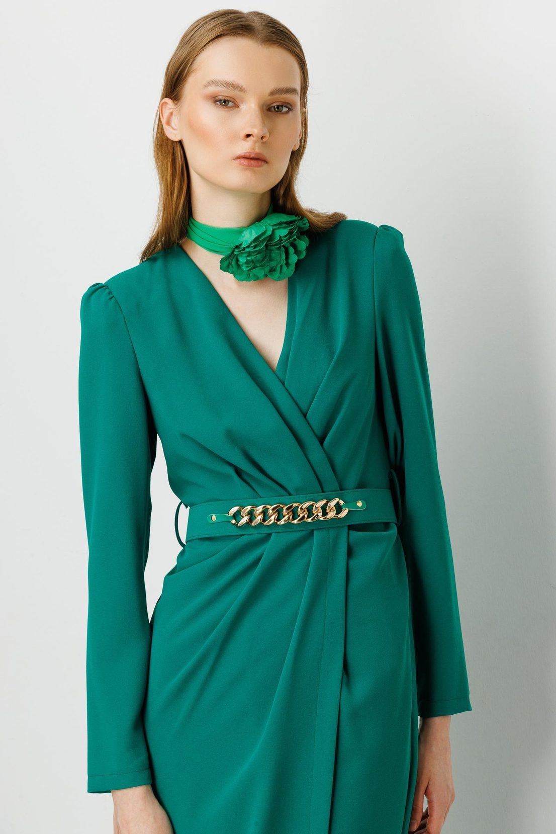 KRUVAZE KEMERLİ MİDİ BOY ELBİSE ZÜMRÜT