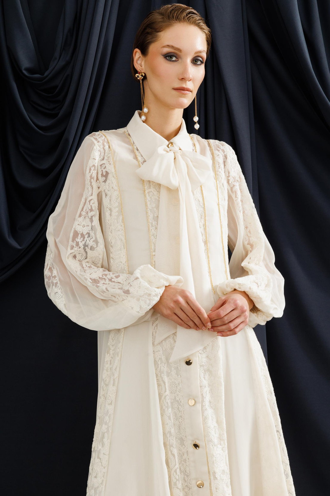 Nefeli Yaka Bağlama Detaylı Düğmeli Ekru Elbise 