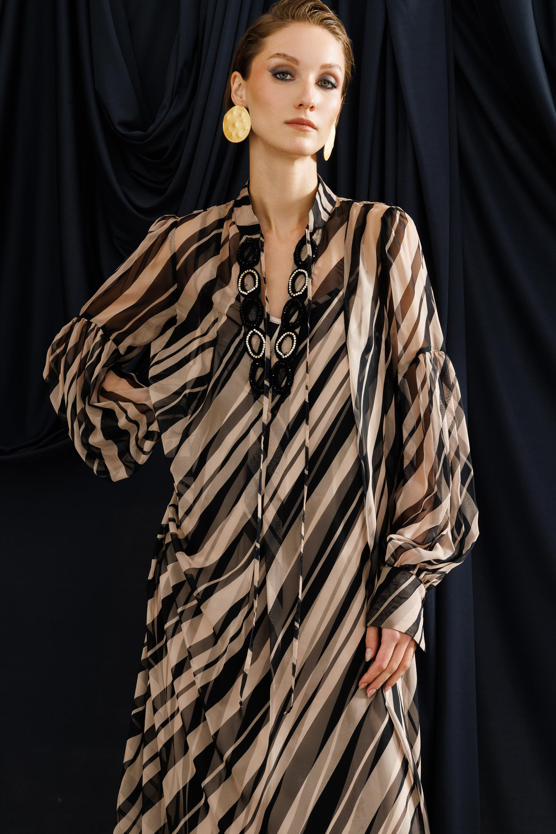 Nefeli Yaka Taş Detaylı Zebra Çizgili Maxi Boy Elbise 