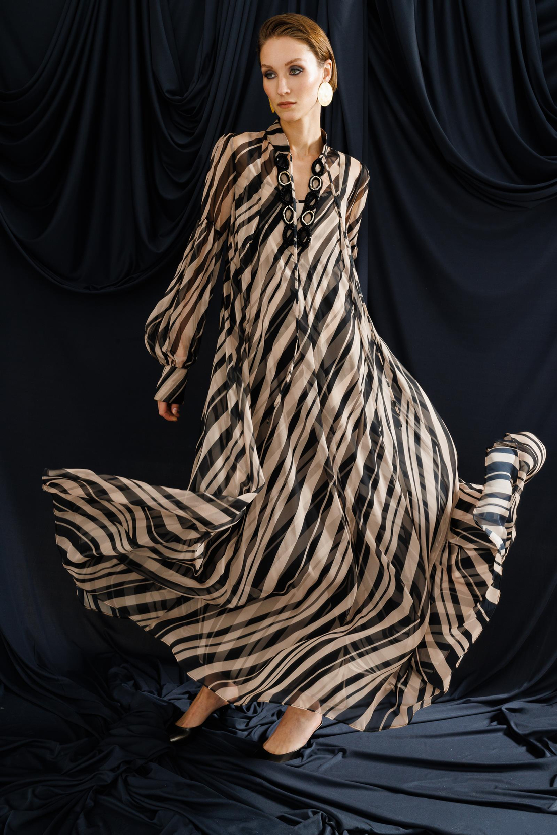 Nefeli Yaka Taş Detaylı Zebra Çizgili Maxi Boy Elbise 