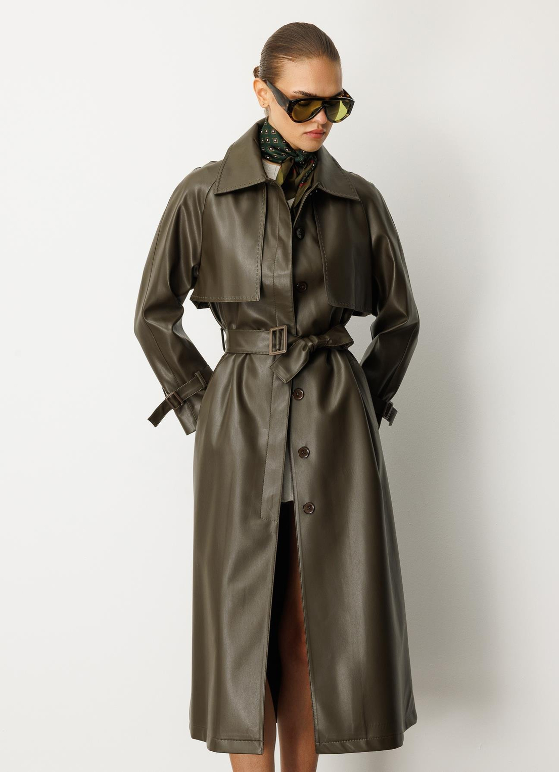 Reglan Kol Pelerin ve Punto Dikiş Detaylı Deri Trençkot HAKİ