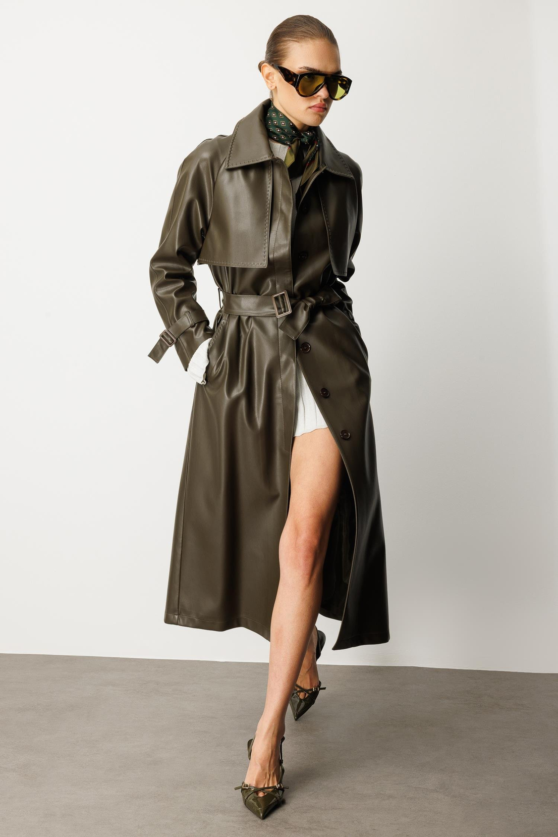 Reglan Kol Pelerin ve Punto Dikiş Detaylı Deri Trençkot HAKİ