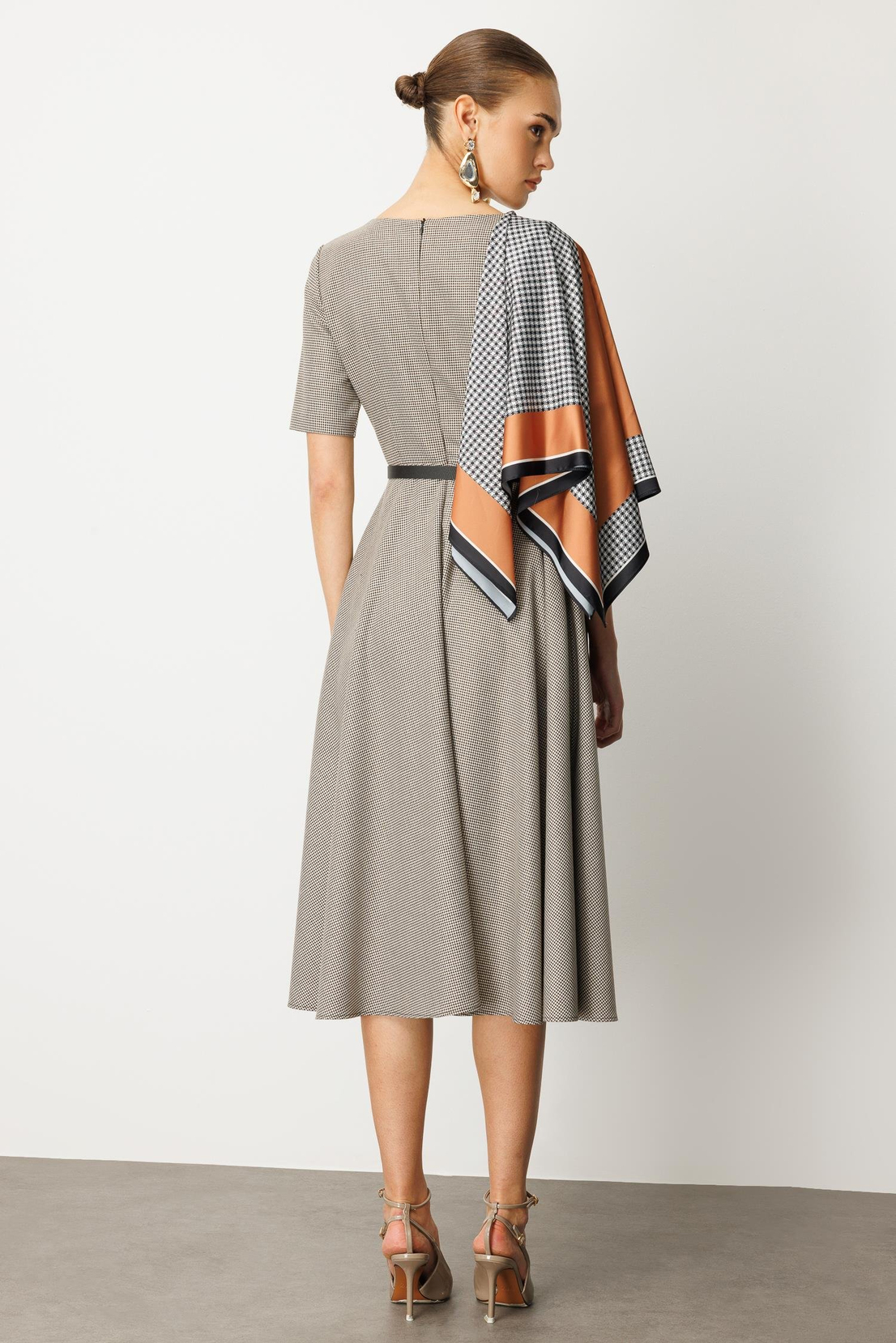 Şal Detaylı Kazayağı Elbise SİYAH