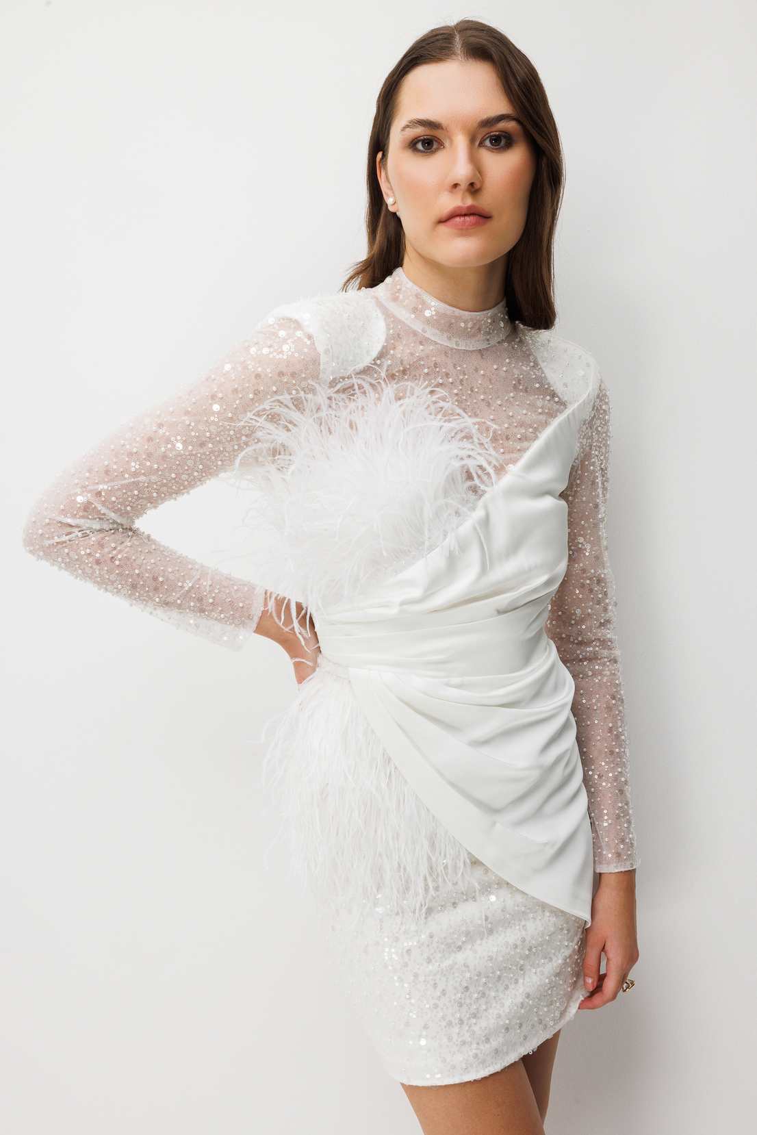 Sırt Dekolteli Tüy Aksesuarlı Mini Elbise EKRU