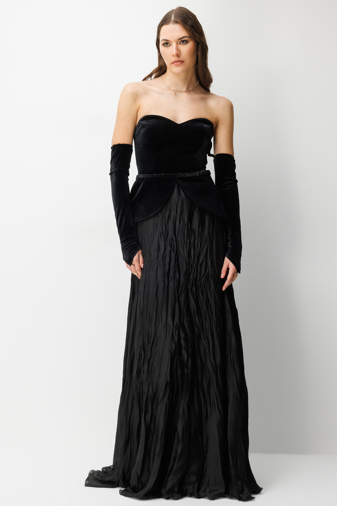 Straplez Peplum Detaylı ve Entegre Eldivenli Maxi  Abiye SİYAH