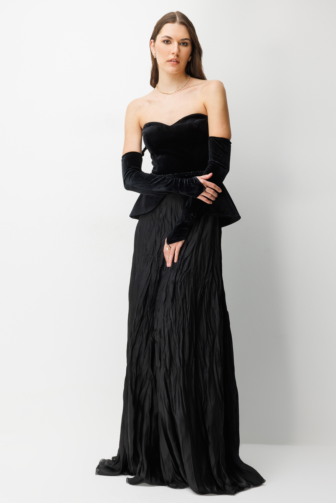 Straplez Peplum Detaylı ve Entegre Eldivenli Maxi  Abiye SİYAH