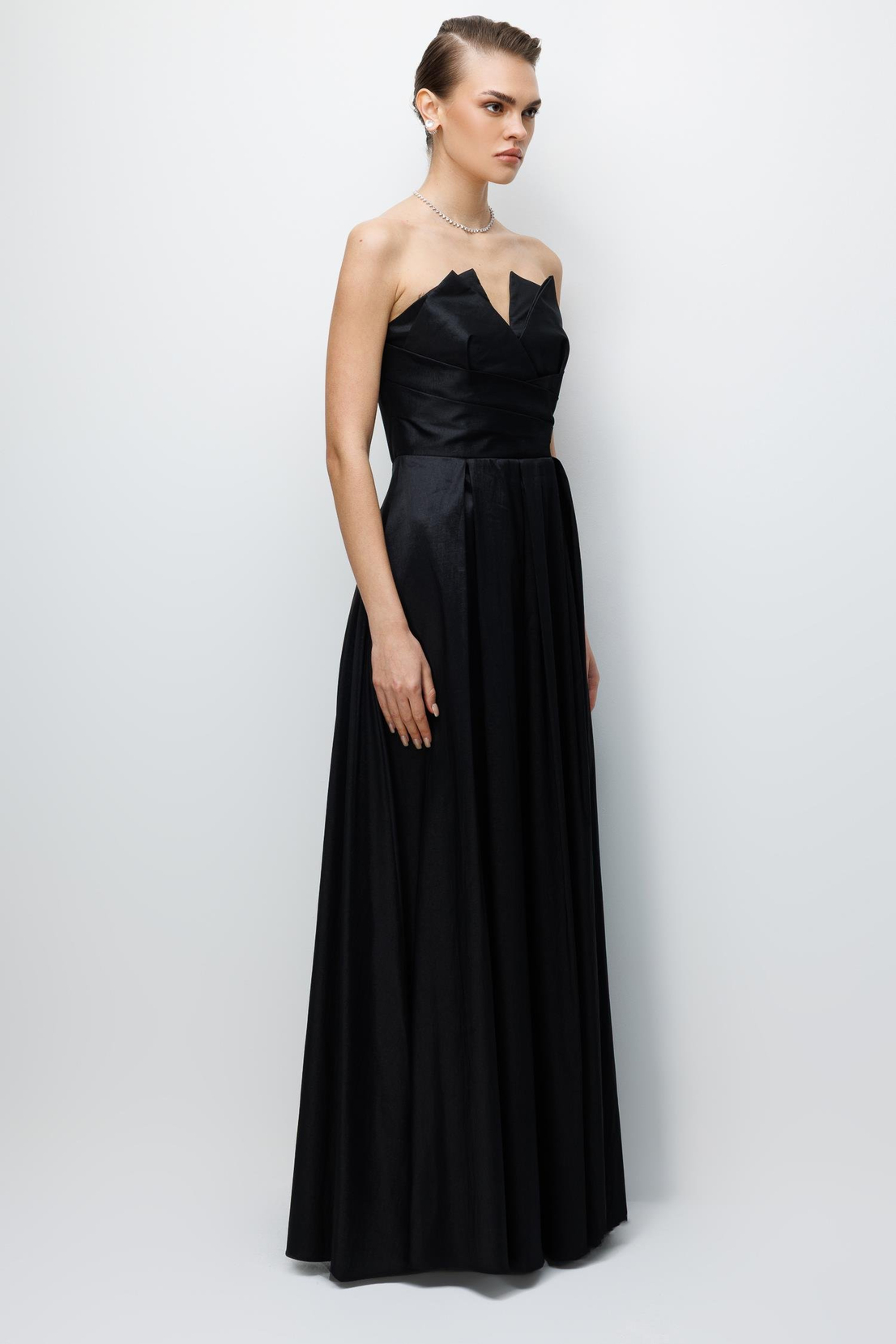 Straplez Yaka Asimetrik Detaylı Saten Abiye