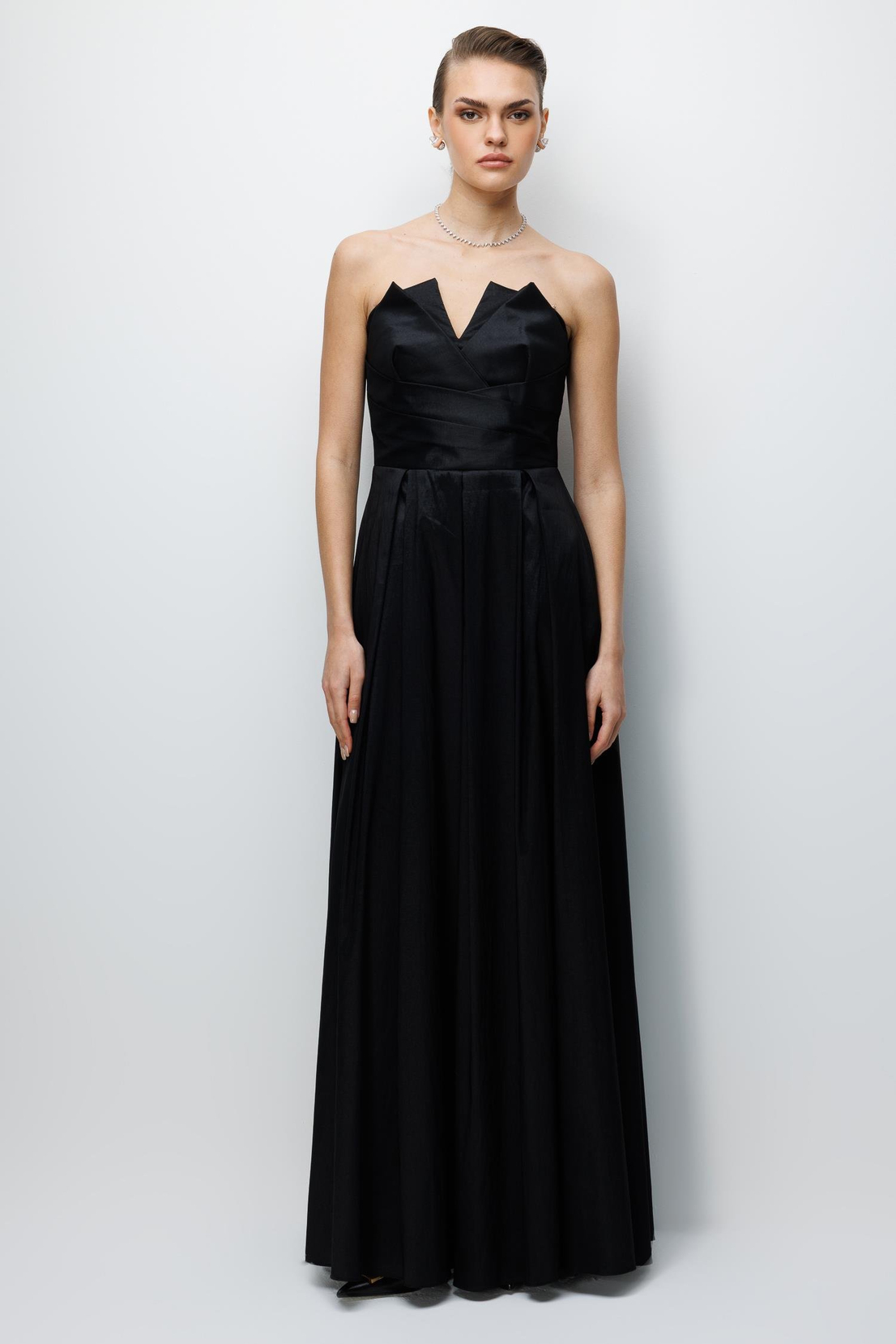 Straplez Yaka Asimetrik Detaylı Saten Abiye