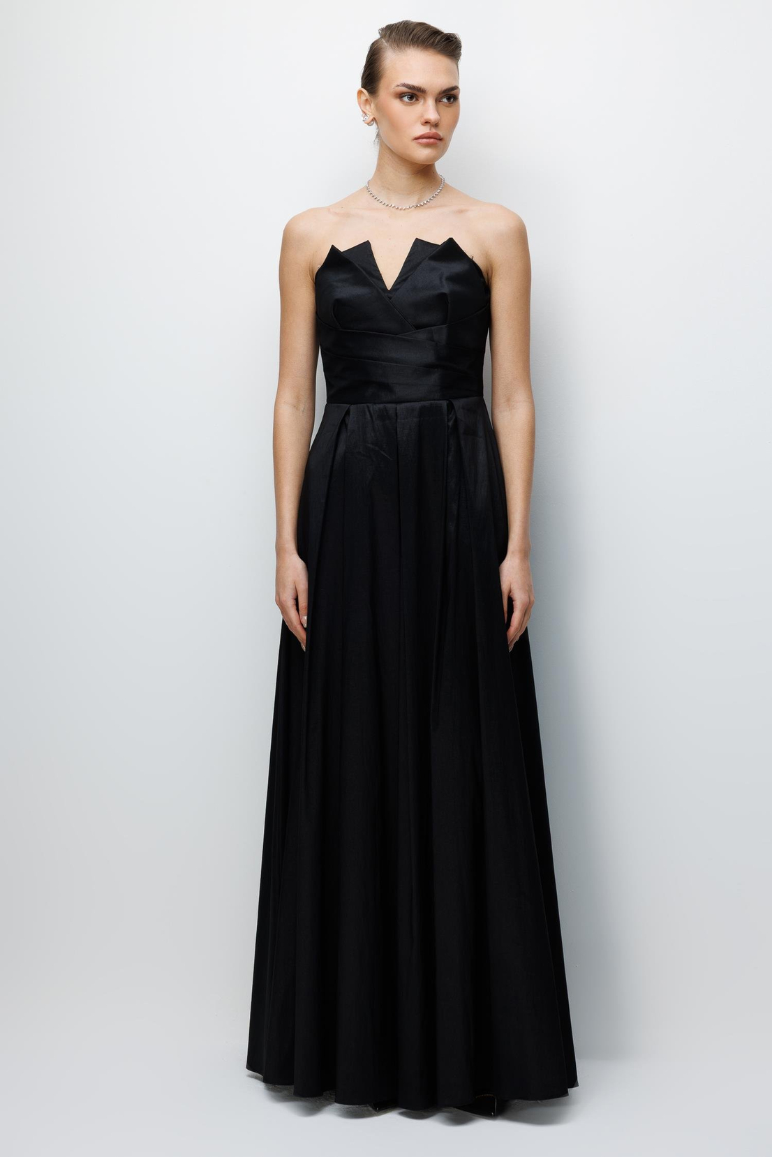 Straplez Yaka Asimetrik Detaylı Saten Abiye