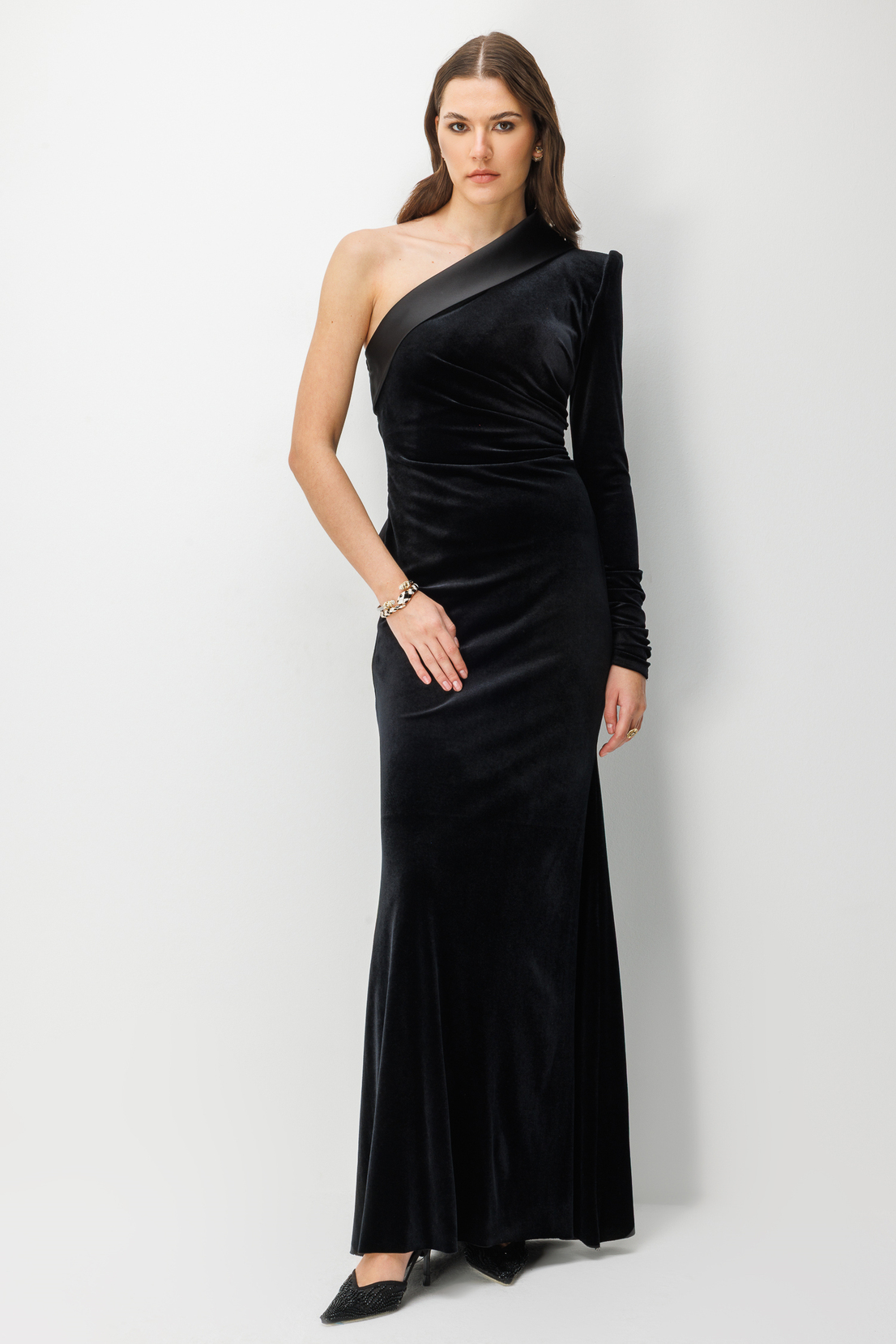 Tek Omuz Asimetrik Detaylı Kadife Maxı  SİYAH