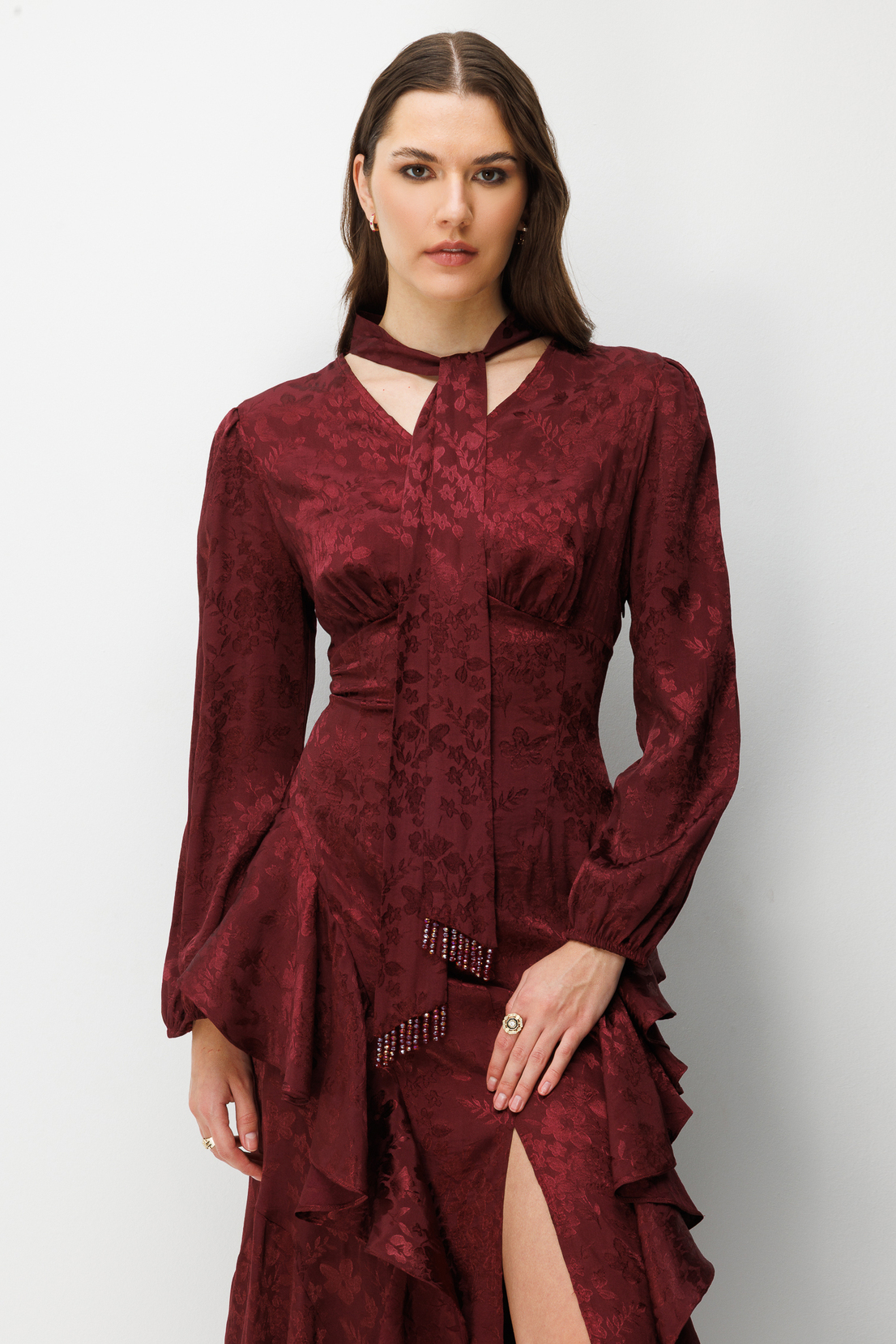 V Yaka Detaylı Volanlı Jakar Elbise BORDO