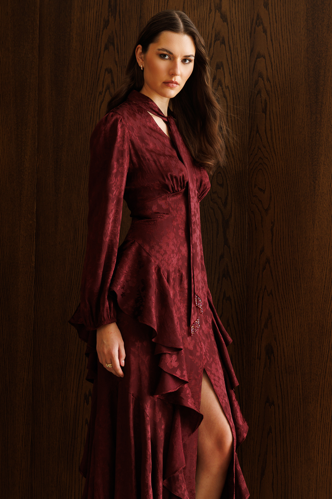 V Yaka Detaylı Volanlı Jakar Elbise BORDO