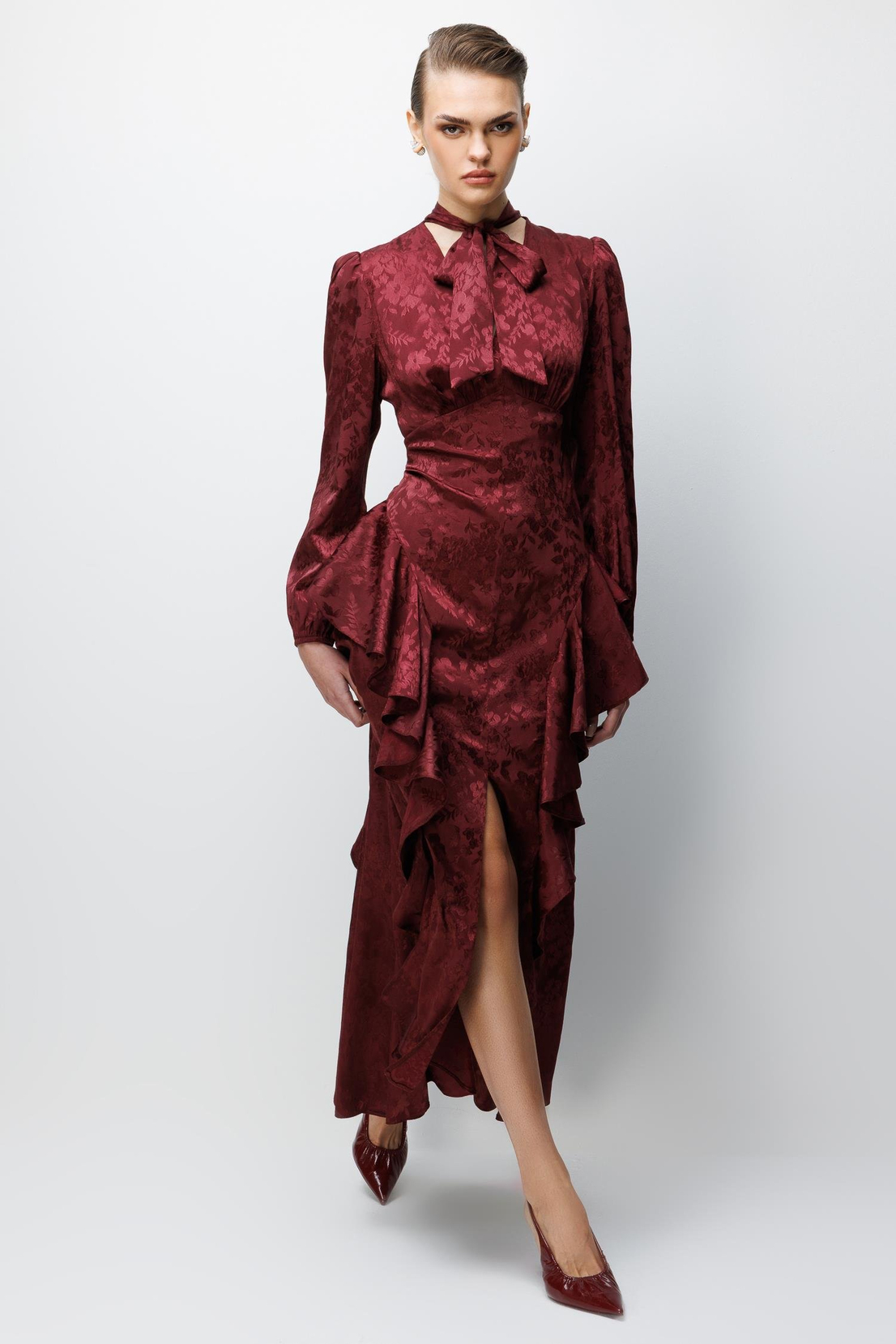 V Yaka Detaylı Volanlı Jakar Elbise BORDO