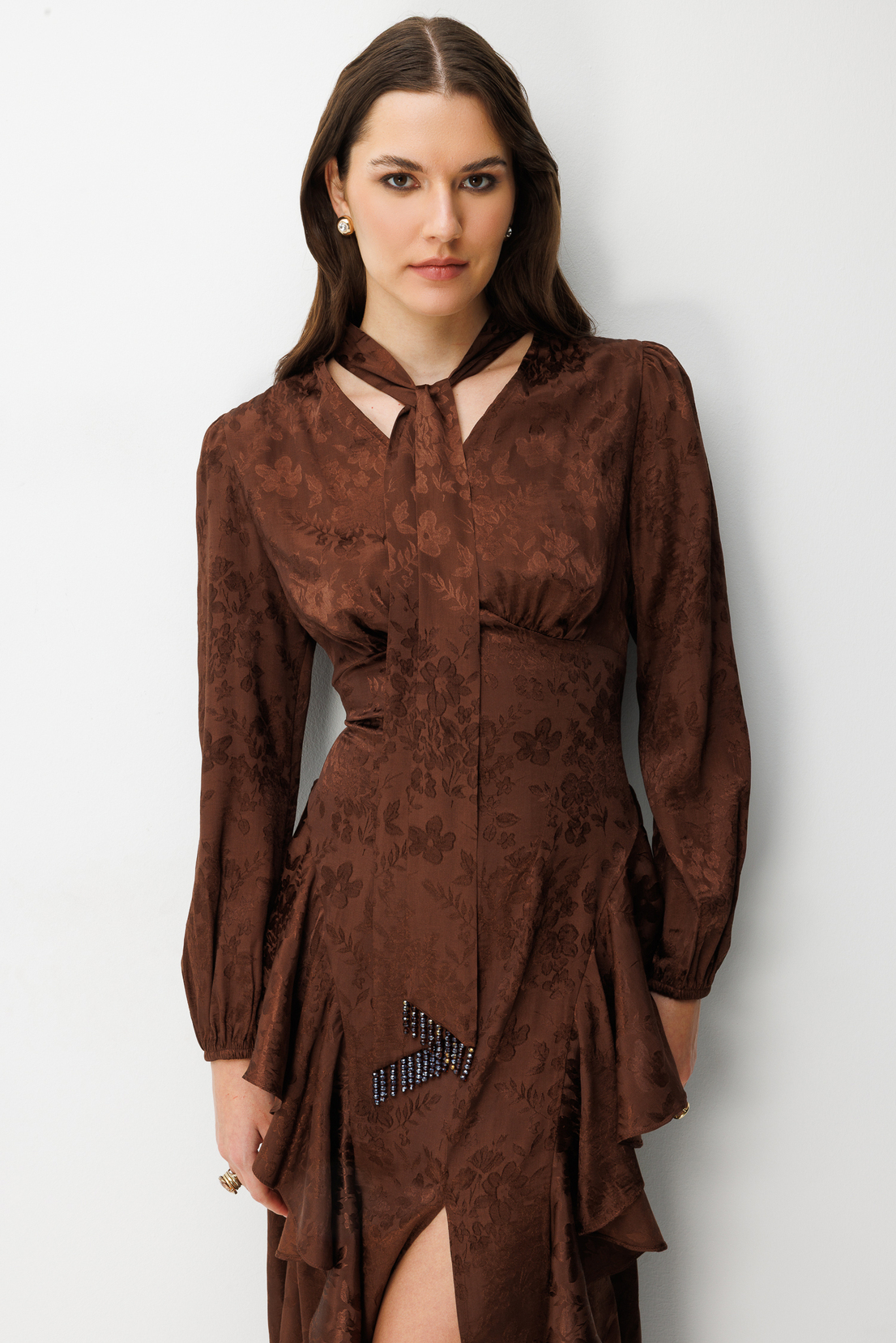 V Yaka Detaylı Volanlı Jakar Elbise KAHVE