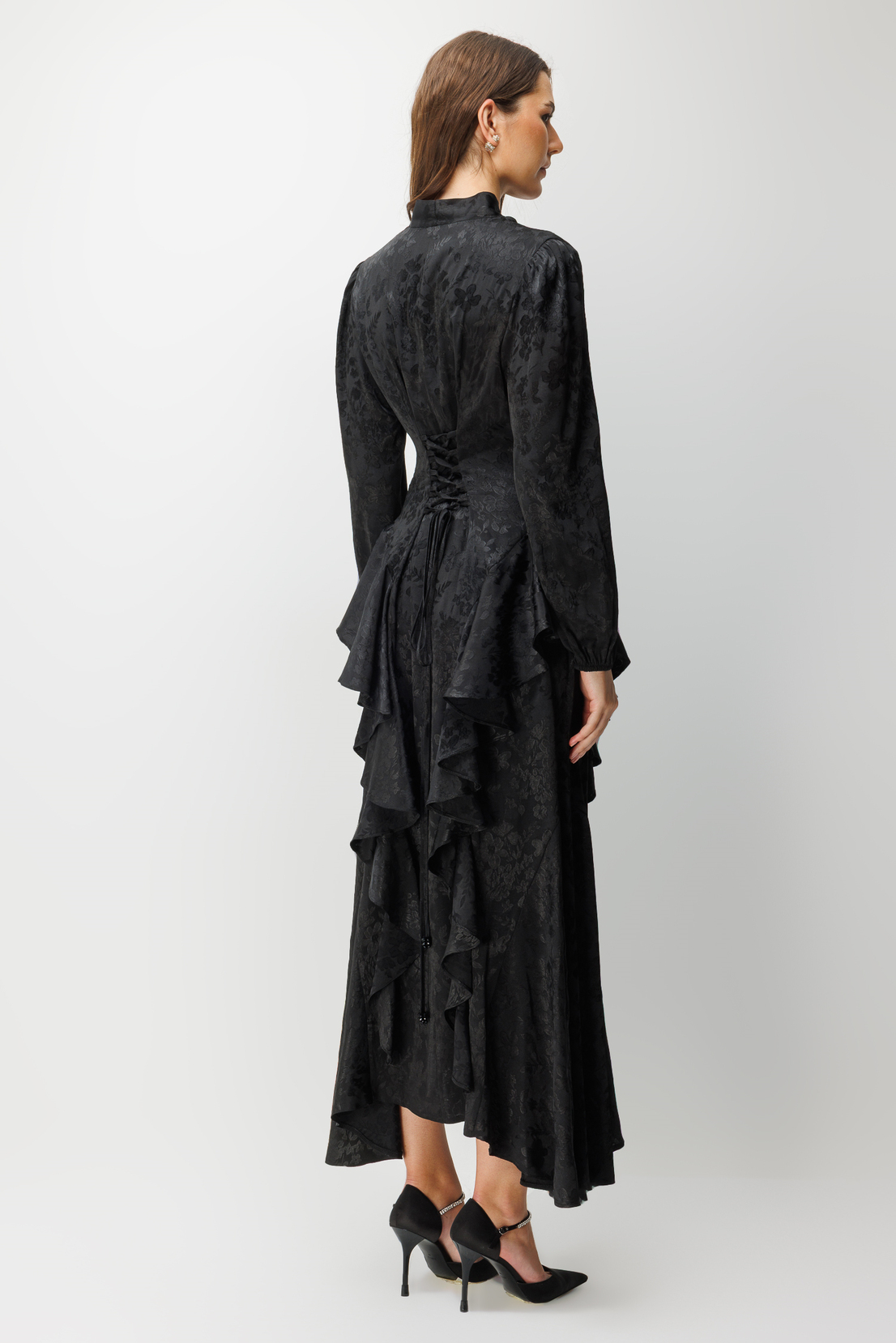 V Yaka Detaylı Volanlı Jakar Elbise SİYAH