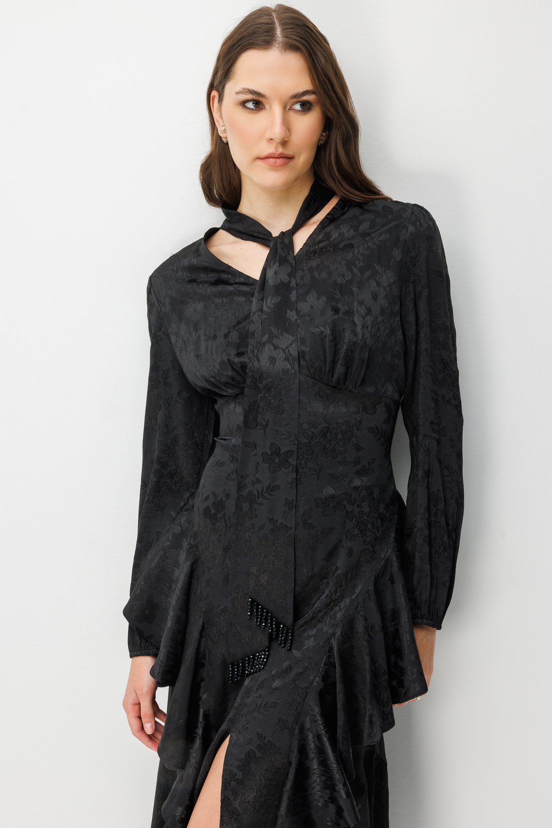V Yaka Detaylı Volanlı Jakar Elbise SİYAH