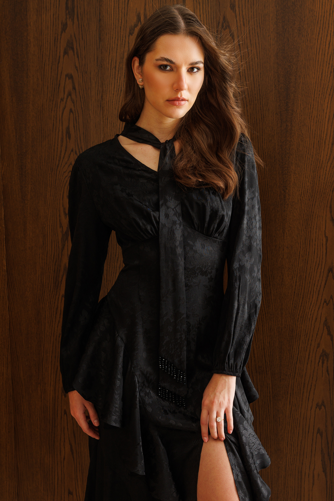 V Yaka Detaylı Volanlı Jakar Elbise SİYAH