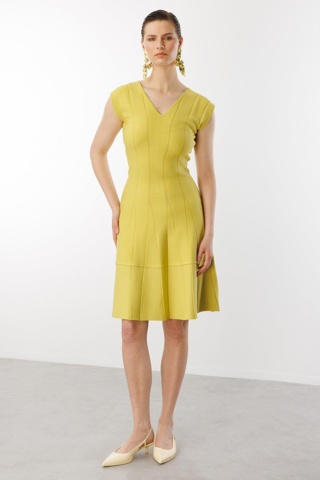 V Yaka Kendinden Çizgili Elbise FISTIK