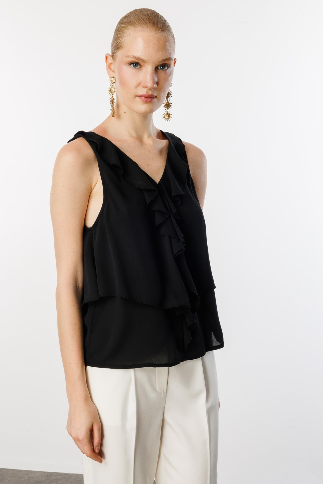 V Yaka Sırt Dekolteli Volanlı Bluz SİYAH