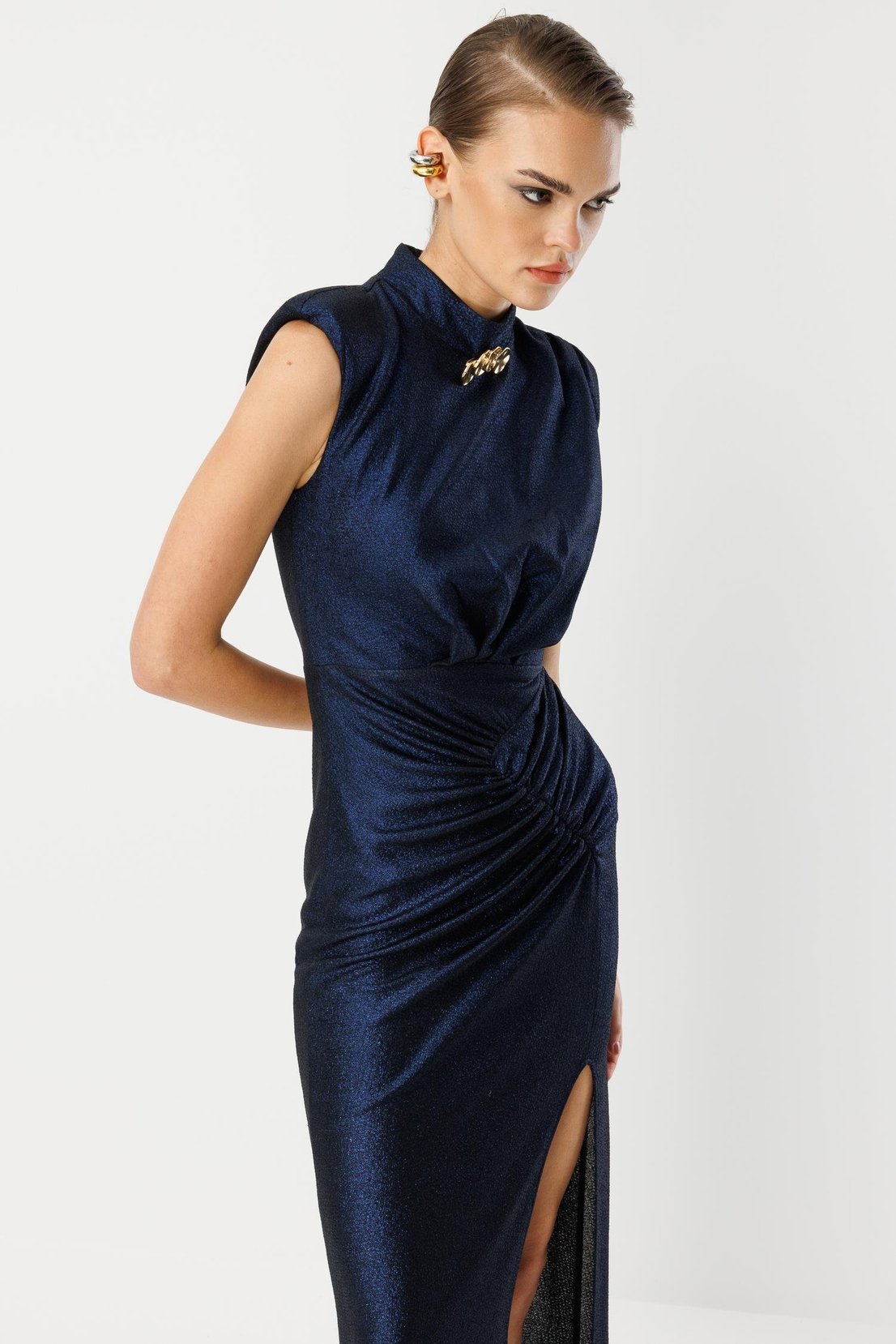 Yaka Aksesuar Detaylı Kolsuz Abiye LACİVERT