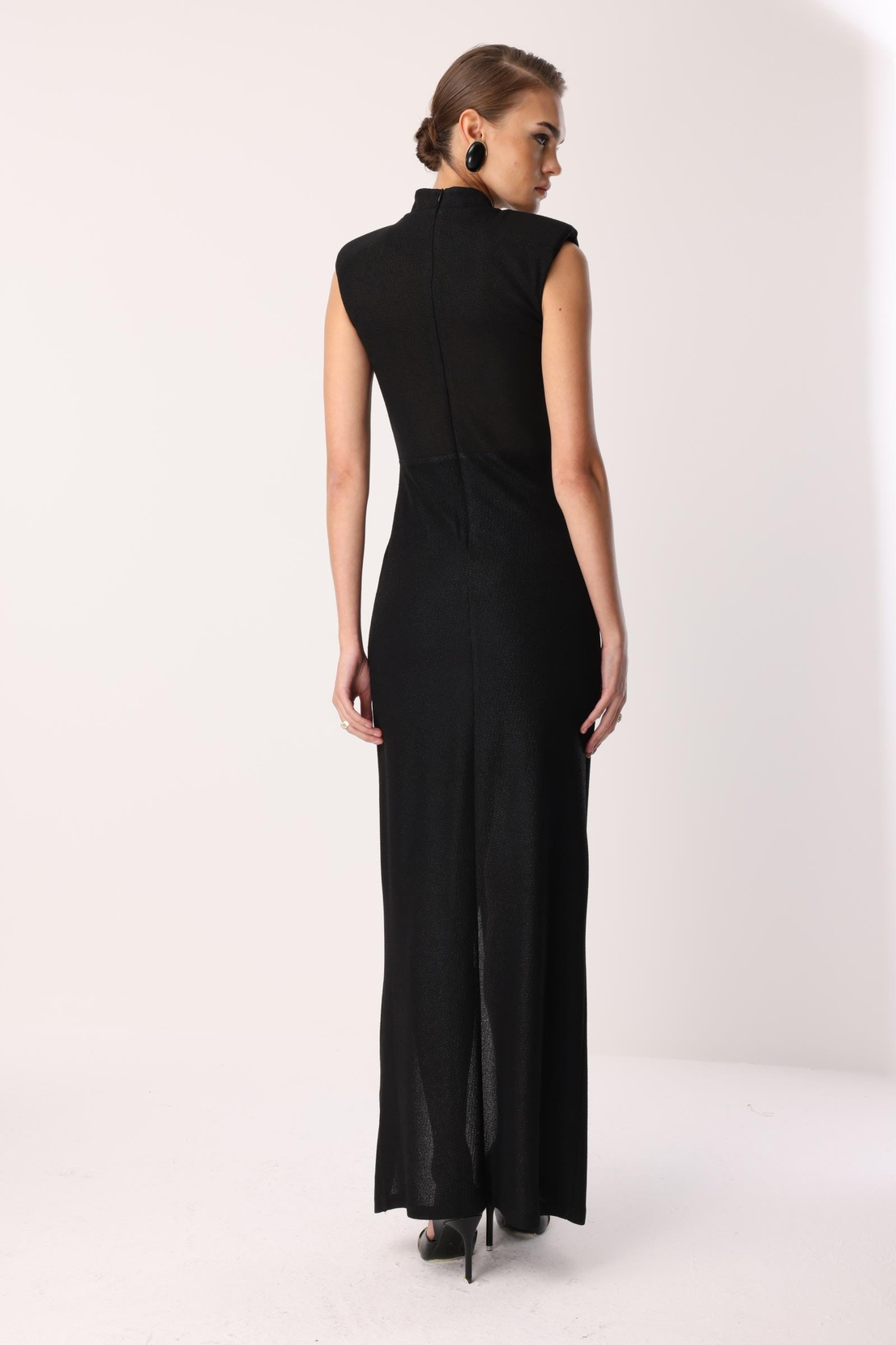 Yaka Aksesuar Detaylı Kolsuz Abiye SİYAH