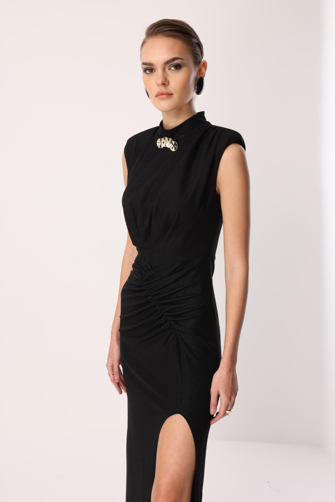 Yaka Aksesuar Detaylı Kolsuz Abiye SİYAH