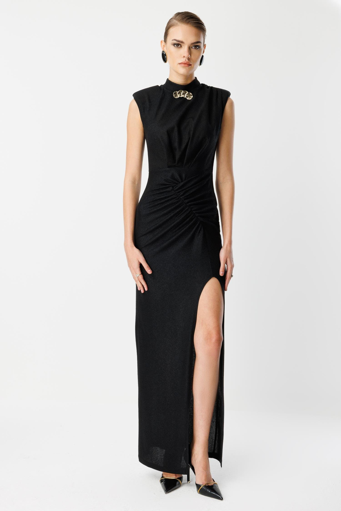 Yaka Aksesuar Detaylı Kolsuz Abiye SİYAH