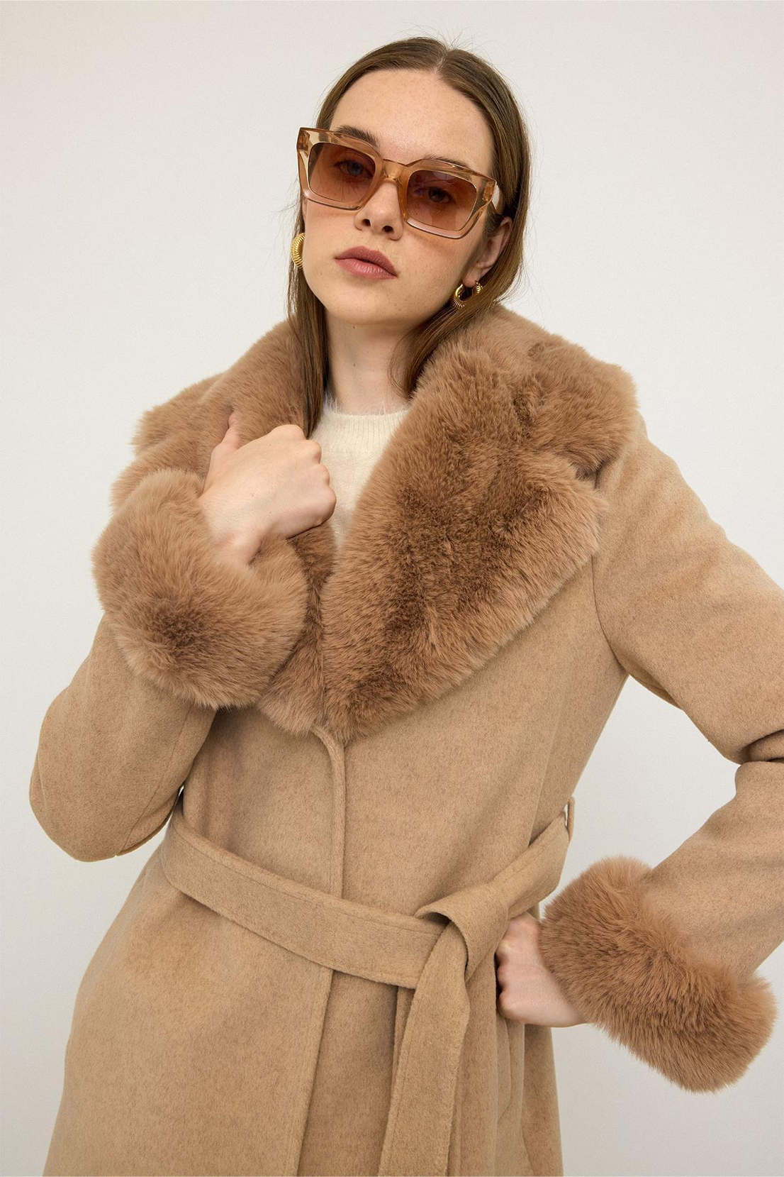 Yaka Kol Ucu Kürk Detaylı Kaşe Kaban CAMEL