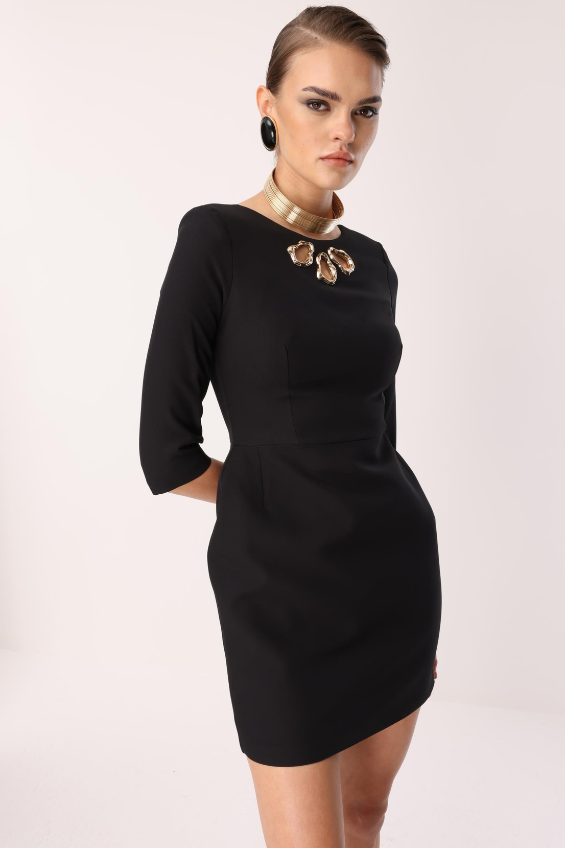Yaka Lazer Aksesuar Detaylı Mini Elbise SİYAH