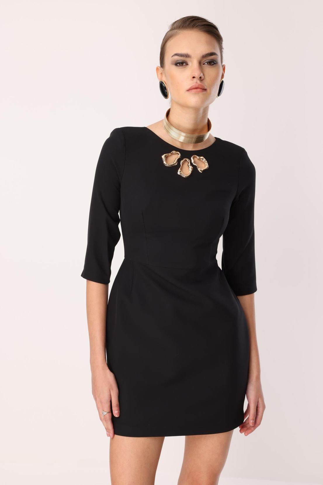 Yaka Lazer Aksesuar Detaylı Mini Elbise SİYAH