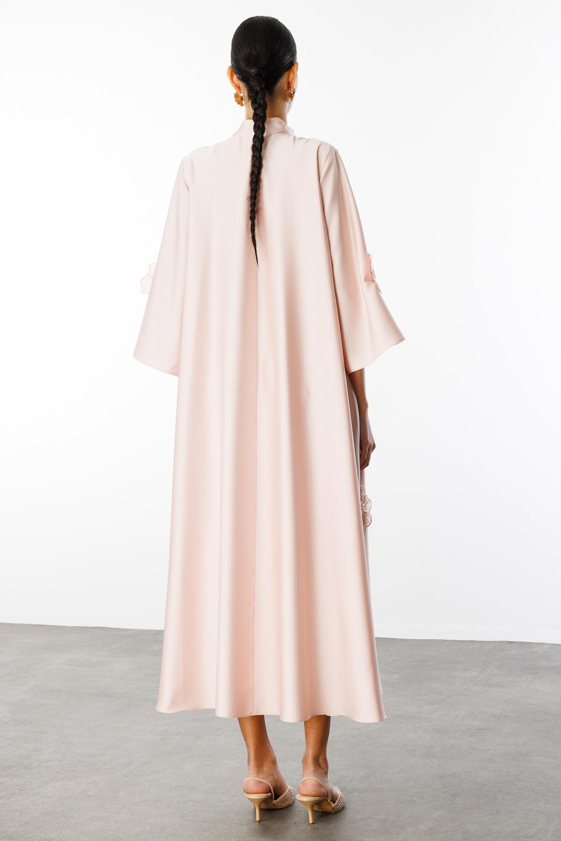 Yaka Şal Bağlamalı Çiçek Detaylı Kemerli Elbise PUDRA