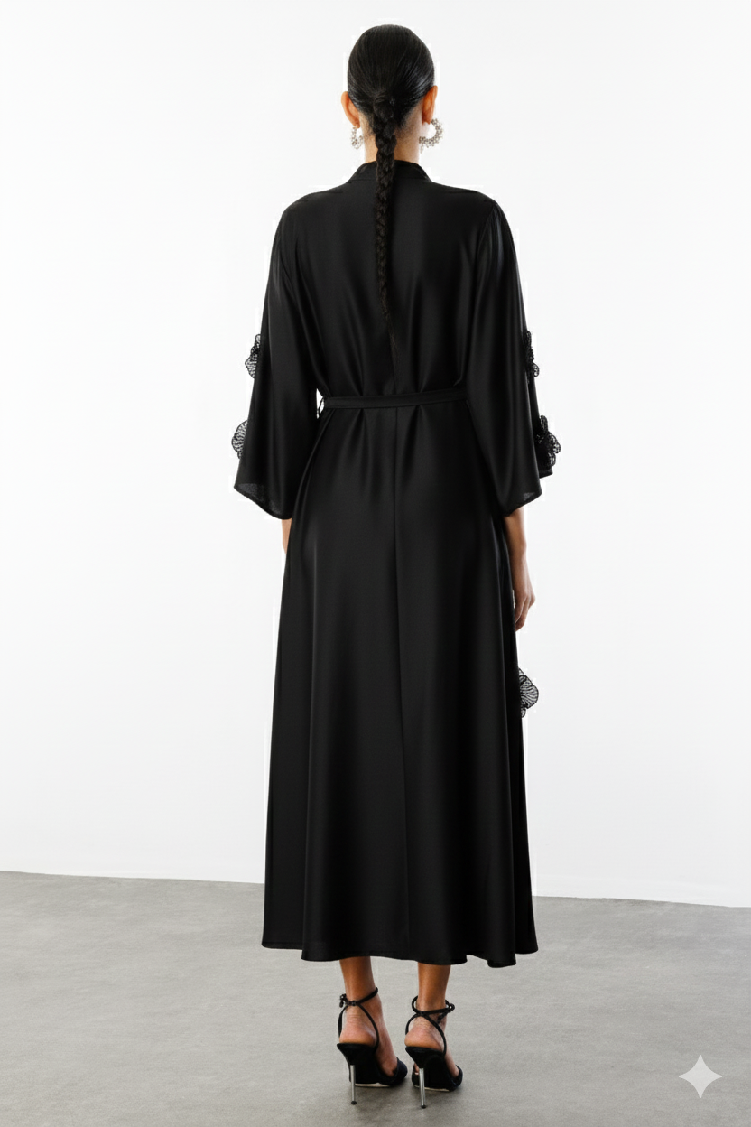 Yaka Şal Bağlamalı Çiçek Detaylı Kemerli Elbise SİYAH