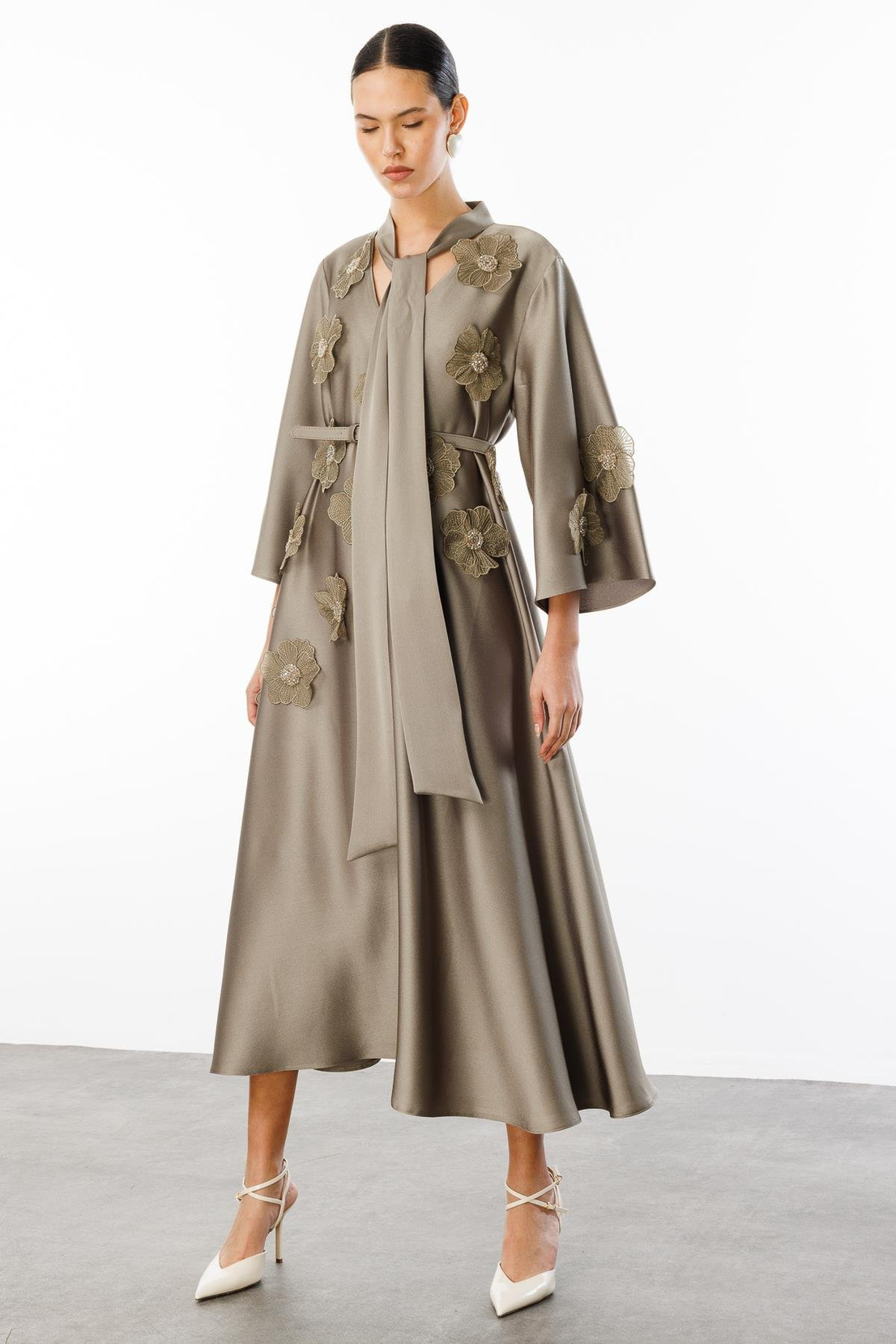 Yaka Şal Bağlamalı Çiçek Detaylı Kemerli Elbise YEŞİL