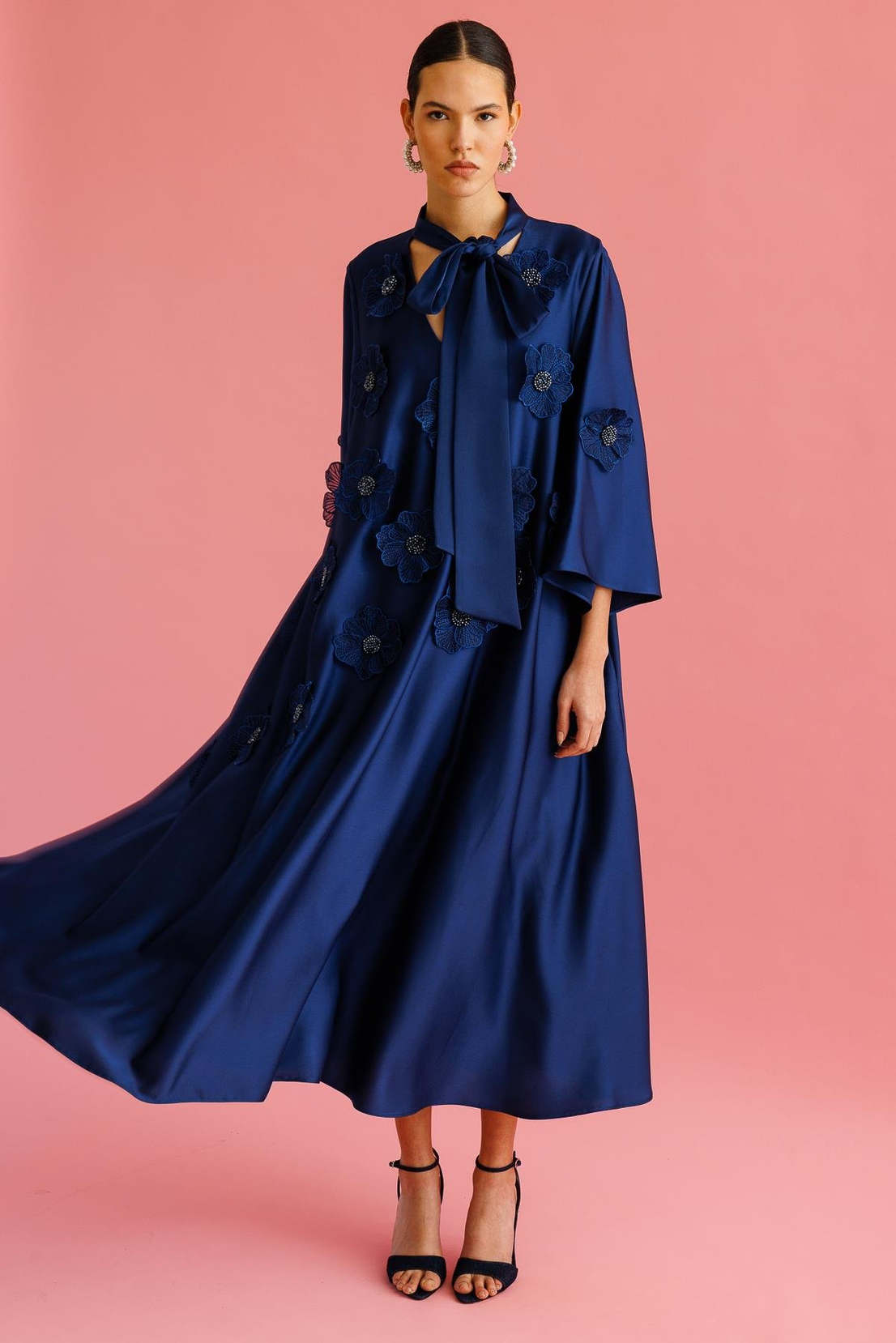 Yaka Şal Bağlamalı Çiçek Detaylı Kemerli Elbise LACİVERT