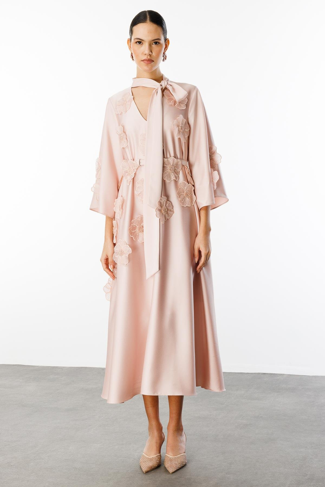 Yaka Şal Bağlamalı Çiçek Detaylı Kemerli Elbise PUDRA